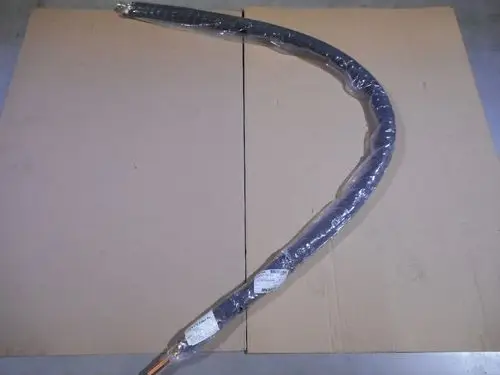 Isolierte Schlauchleitung in geschwungener Form, verpackt, mit einem Kupferende, auf neutralem Untergrund, passend für Anwendungen der Marke Remeha.